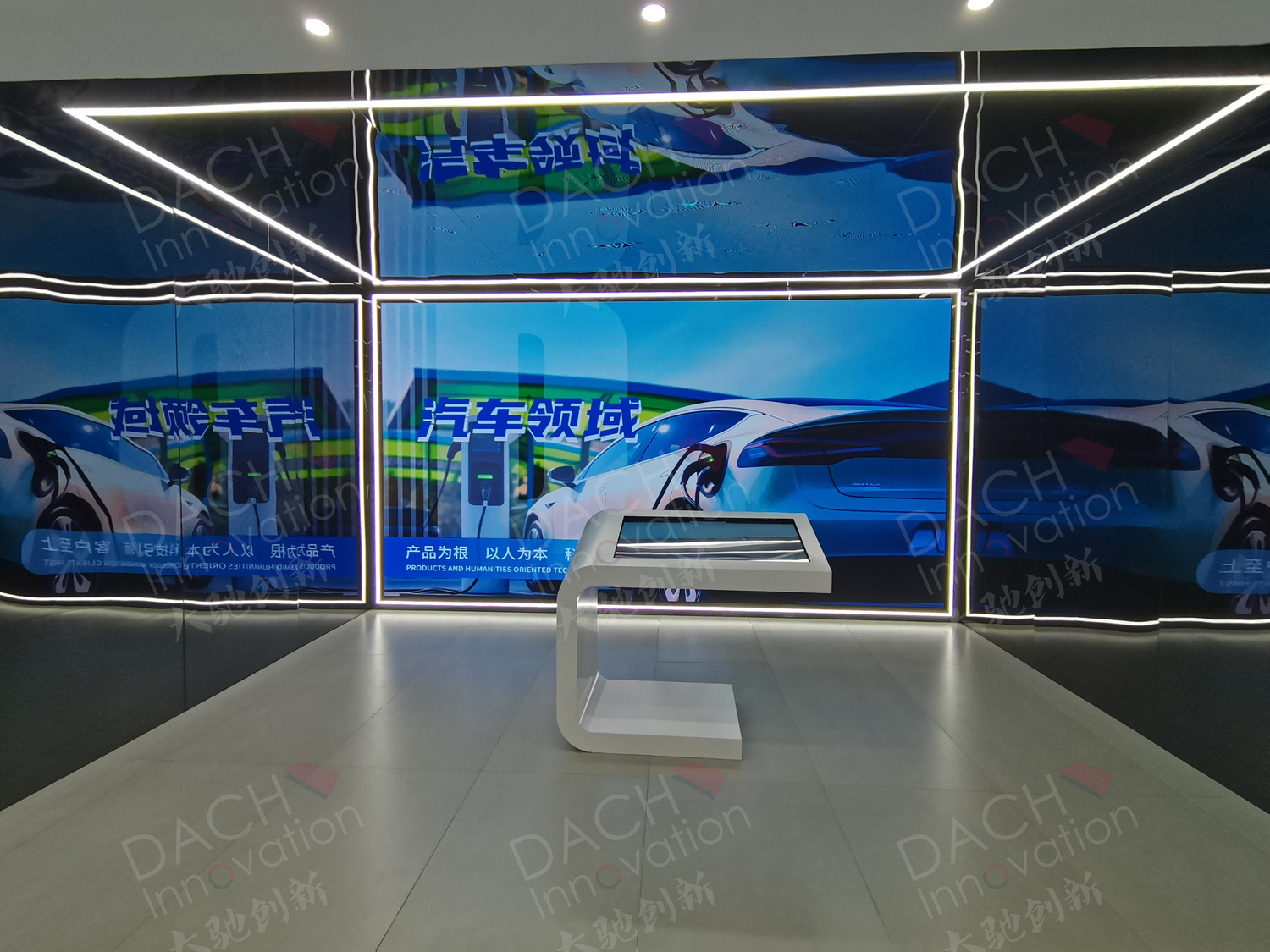 入口处的LED屏展示公司历程与文化，实物展示与模型演示展现丰富产品线与材料特性。